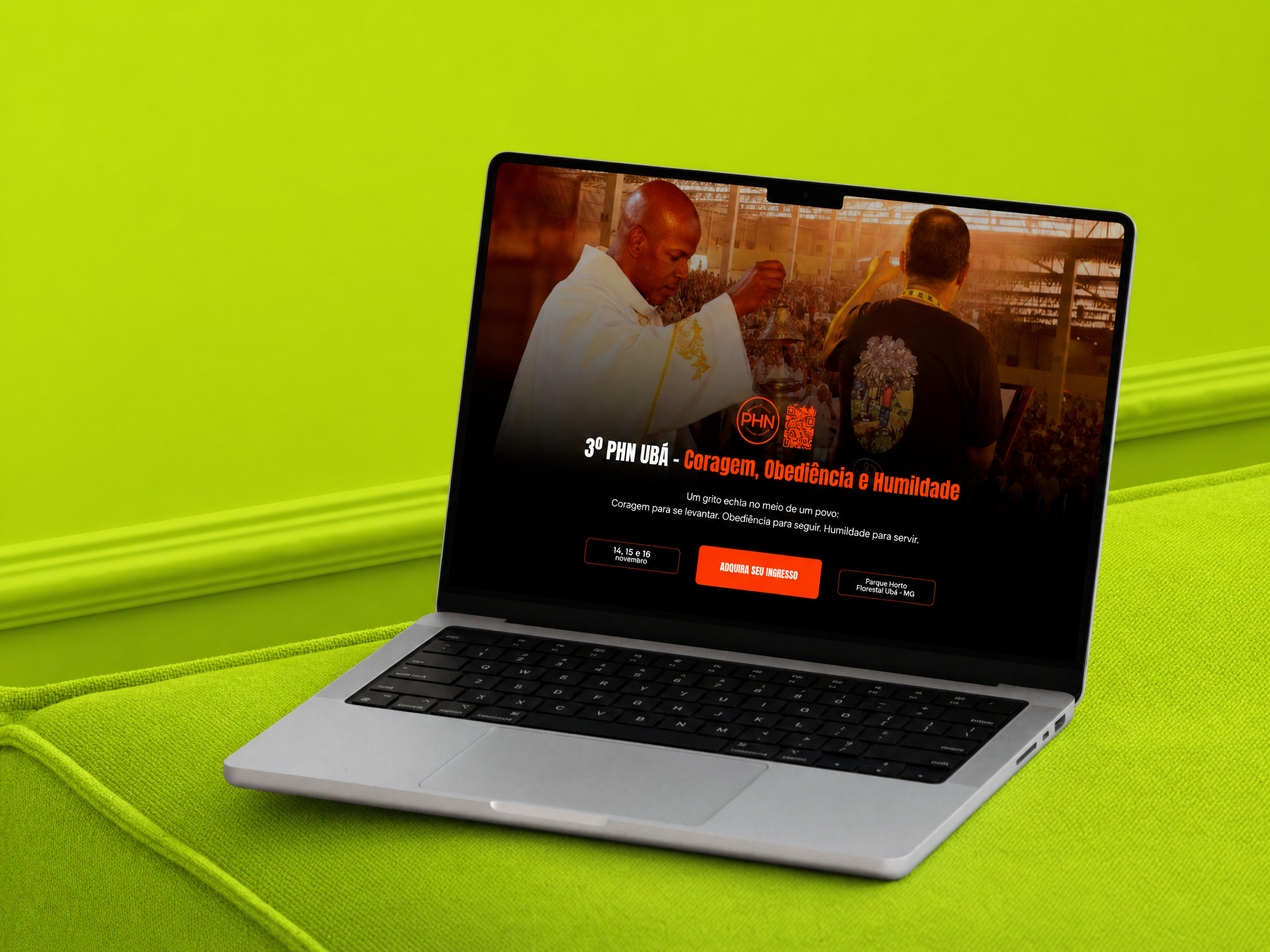 Mockup do hotsite do PHN Ubá exibido em notebook sobre fundo verde.